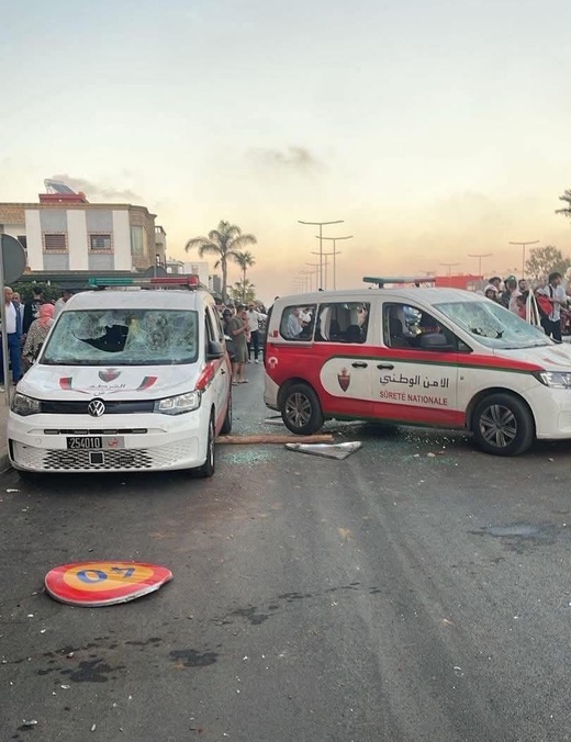 تحطيم سيارتي شرطة خلال احتجاجات “جيل زد” في سلا تحطيم سيارتي شرطة خلال احتجاجات “جيل زد” في سلا