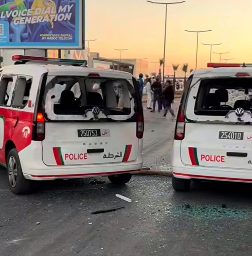 تحطيم سيارتي شرطة خلال احتجاجات “جيل زد” في سلا تحطيم سيارتي شرطة خلال احتجاجات “جيل زد” في سلا