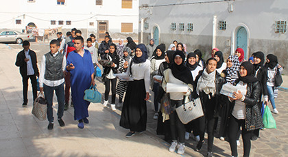 تلاميذ ثانوية الشريف يقومون بزيارة إنسانية إلى دار التكافل بالناظور تلاميذ ثانوية الشريف يقومون بزيارة إنسانية إلى دار التكافل بالناظور
