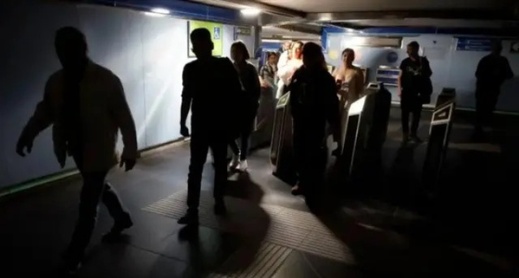 تقرير يكشف أسباب الانقطاع الكهربائي الكبير بإسبانيا والبرتغال تقرير يكشف أسباب الانقطاع الكهربائي الكبير بإسبانيا والبرتغال