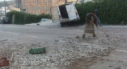 بالصور .. إنقلاب سيارة نفعية محملة بكمية مهمة من الأسماك ضواحي مدينة الحسيمة‎