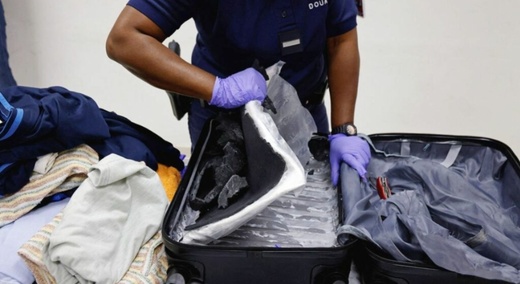 توقيف سيدة مغربية في أبوظبي حاولت تهريب الكوكايين في قفاطين توقيف سيدة مغربية في أبوظبي حاولت تهريب الكوكايين في قفاطين