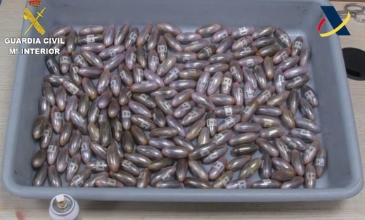 توقيف شخصين في مطار مليلية حاولا تهريب الحشيش عبر ابتلاعه توقيف شخصين في مطار مليلية حاولا تهريب الحشيش عبر ابتلاعه