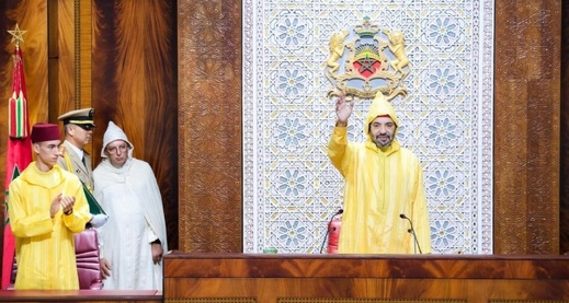 الملك: لا ينبغي التنافس بين المشاريع الكبرى والبرامج الاجتماعية مادام الهدف خدمة المواطنين الملك: لا ينبغي التنافس بين المشاريع الكبرى والبرامج الاجتماعية مادام الهدف خدمة المواطنين