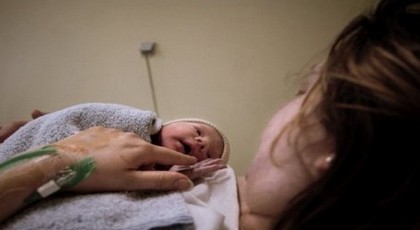 الشرطة الاسبانية تنقذ مغربية من الولادة في معبر مليلية بعدما فاجئها المخاض‎