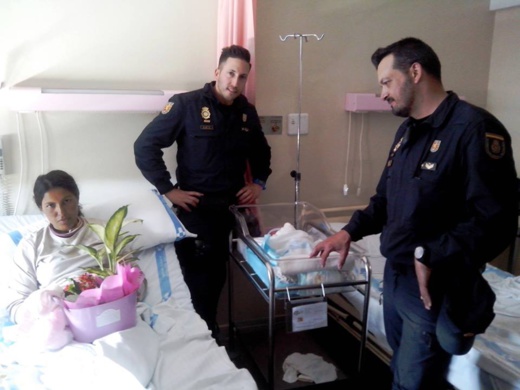 صورة.. الشرطيان الإسبانيان اللذان قاما بتوليد السيدة المغربية بمعبر مليلية يزورانها في المستشفى صورة.. الشرطيان الإسبانيان اللذان قاما بتوليد السيدة المغربية بمعبر مليلية يزورانها في المستشفى