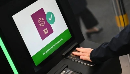 الجالية المغربية بأوروبا تترقب تداعيات نظام EES.. الإقامة مهددة والدعم موقوف الجالية المغربية بأوروبا تترقب تداعيات نظام EES.. الإقامة مهددة والدعم موقوف