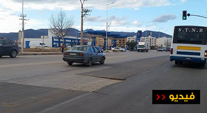 بالفيديو.. مقطع طرقي على مشارف مدينة الناظور يثير إستياء مستعملي الطريق بالفيديو.. مقطع طرقي على مشارف مدينة الناظور يثير إستياء مستعملي الطريق