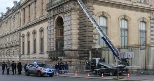 لصوص يسرقون مجوهرات من متحف اللوفر بباريس ويلوذون بالفرار لصوص يسرقون مجوهرات من متحف اللوفر بباريس ويلوذون بالفرار