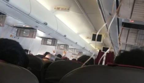 قادمة من فرنسا.. مغربي يتصدى لراكب هائج ويمنعه من إشعال النيران على متن طائرة قادمة من فرنسا.. مغربي يتصدى لراكب هائج ويمنعه من إشعال النيران على متن طائرة