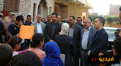 بالفيديو.. ساكنة عاريض تستقبل وفدا برلمانيا بقيادة البركاني بوقفة إحتجاجية تطالب بفك العزلة عنهم بالفيديو.. ساكنة عاريض تستقبل وفدا برلمانيا بقيادة البركاني بوقفة إحتجاجية تطالب بفك العزلة عنهم
