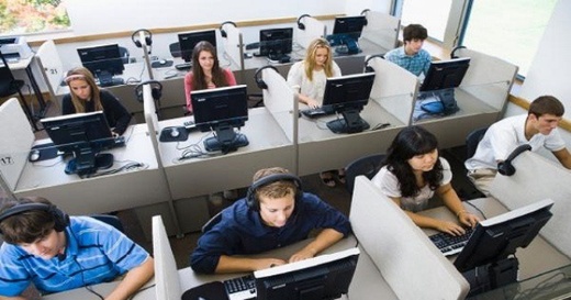 قرار فرنسي جديد يهدد آلاف الوظائف في مراكز النداء بالمغرب قرار فرنسي جديد يهدد آلاف الوظائف في مراكز النداء بالمغرب