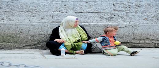 وزيرة: لايمكن القضاء على التسول ومواطنون يمنحون المال لمتسولين يستغلون الأطفال