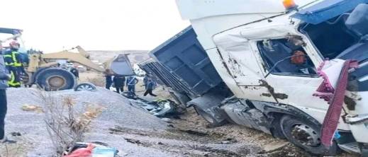 انقلاب شاحنة ينهي حياة زوجين بطريقة مأساوية