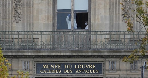 سرقة مجهورات بقيمة 88 مليون يورو..فرنسا تعلن إجراءات طارئة لتأمين اللوفر سرقة مجهورات بقيمة 88 مليون يورو..فرنسا تعلن إجراءات طارئة لتأمين اللوفر
