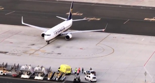 عارض صحي طارئ لمسافر يجبر طائرة متجهة إلى المغرب على الهبوط في إسبانيا عارض صحي طارئ لمسافر يجبر طائرة متجهة إلى المغرب على الهبوط في إسبانيا