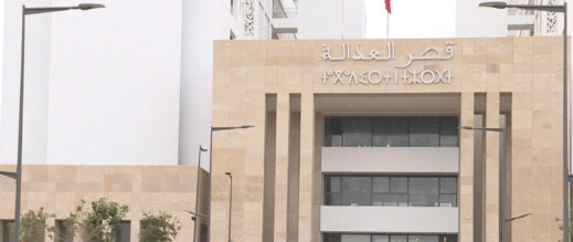 السجن لـ3 شباب بعد ارتدائهم قمصانًا تحمل شعارات تطالب بـ"الصحة" وتدعم فلسطين