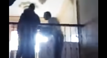 بالفيديو .. موظف جماعي يلوح بالعصا في وجه طلبة محتجين بجماعة أركمان بالفيديو .. موظف جماعي يلوح بالعصا في وجه طلبة محتجين بجماعة أركمان
