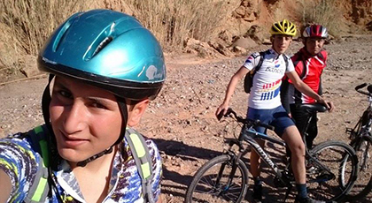 بالصور.. شباب يستغلون المؤهلات الطبيعية ل"تمسمان" من أجل تطوير رياضة الدراجة الجبلية بالمنطقة‎