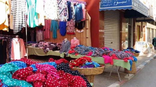 متطوعون بمدينة إمزورن يعيدون بناء و تجهيز محل تجاري أحرقته ألسنة اللهب متطوعون بمدينة إمزورن يعيدون بناء و تجهيز محل تجاري أحرقته ألسنة اللهب