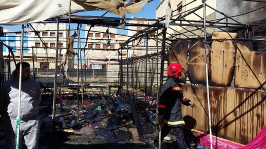 متطوعون بمدينة إمزورن يعيدون بناء و تجهيز محل تجاري أحرقته ألسنة اللهب متطوعون بمدينة إمزورن يعيدون بناء و تجهيز محل تجاري أحرقته ألسنة اللهب