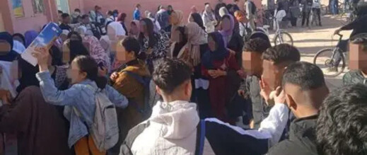 تلاميذ ينهالون على أستاذ أمام المؤسسة ضربا ويسقطونه مغشيا عليه تلاميذ ينهالون على أستاذ أمام المؤسسة ضربا ويسقطونه مغشيا عليه