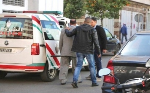 تسليم “نصاب” خطير من شرطة الناظور إلى نظيرتها بالرباط بعد تورطه في الاحتيال على عشرات الاشخاص ببلجكيا والمغرب تسليم “نصاب” خطير من شرطة الناظور إلى نظيرتها بالرباط بعد تورطه في الاحتيال على عشرات الاشخاص ببلجكيا والمغرب