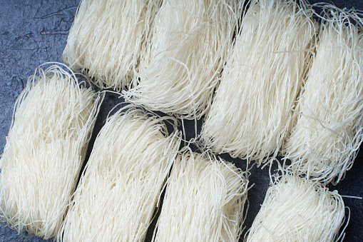 الأمن يفكك مصنعا سريا لإنتاج “شعرية فاسدة” يديره صينيون