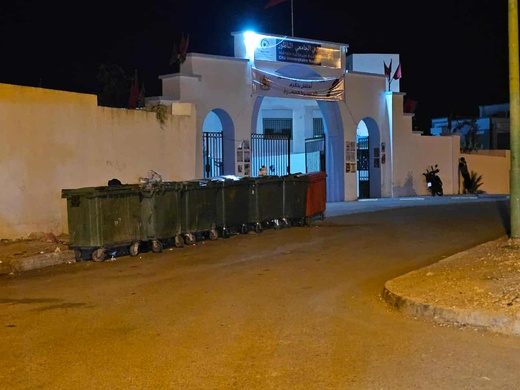 سلوان..حاويات النفايات تسيء للمشهد العام أمام بوابة الحي الجامعي وتوسعة الكلية