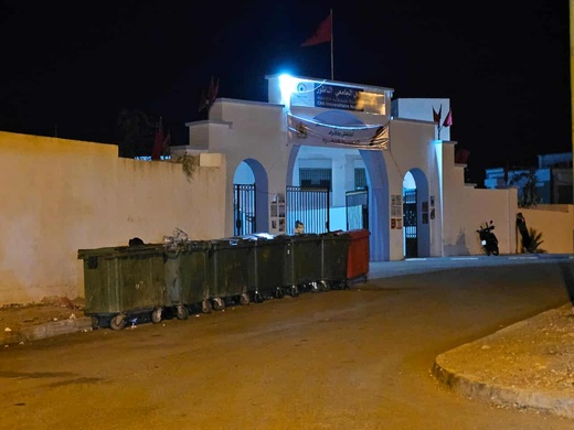 سلوان..حاويات النفايات تسيء للمشهد العام أمام بوابة الحي الجامعي وتوسعة الكلية