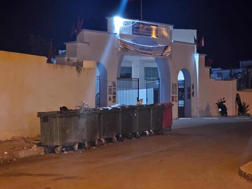 سلوان..حاويات النفايات تسيء للمشهد العام أمام بوابة الحي الجامعي وتوسعة الكلية سلوان..حاويات النفايات تسيء للمشهد العام أمام بوابة الحي الجامعي وتوسعة الكلية