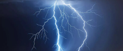 صاعقة برق تودي بحياة شخص متشرد