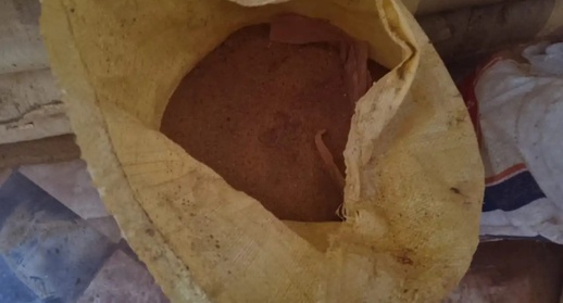 أطنان من التحميرة المليئة بالديدان تكشف مستودعا خطيرا لتخزين المواد الغذائية