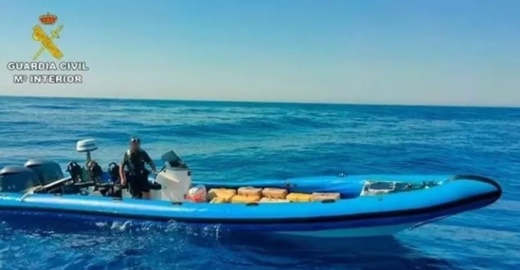 زوارق التهريب تعلق بالأندلس بسبب العاصفة شمال المغرب وجنوب إسبانيا زوارق التهريب تعلق بالأندلس بسبب العاصفة شمال المغرب وجنوب إسبانيا