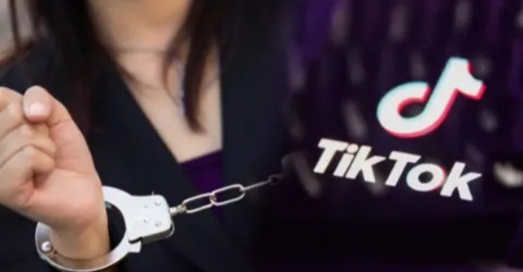 الاتجار بالبشر والإخلال العلني بالحياء.. إيداع والدة تيكتوكر شهير السجن