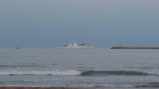 بالصور.. يخت الشيخ حمدان بن زايد ال نهيان يرسو ببني أنصار واستنفار أمني بالميناء بالصور.. يخت الشيخ حمدان بن زايد ال نهيان يرسو ببني أنصار واستنفار أمني بالميناء