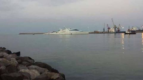 بالصور.. يخت الشيخ حمدان بن زايد ال نهيان يرسو ببني أنصار واستنفار أمني بالميناء بالصور.. يخت الشيخ حمدان بن زايد ال نهيان يرسو ببني أنصار واستنفار أمني بالميناء