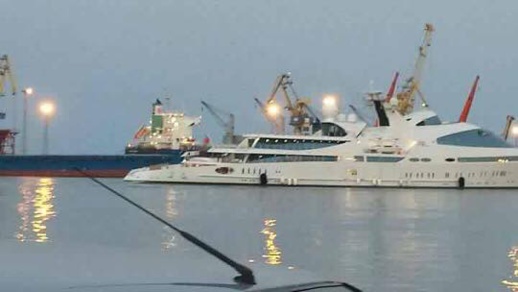 بطول 180 متر عزام أكبر يخت بالعالم في الإمارات Hnauae