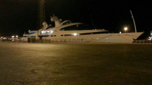 بالصور.. يخت الشيخ حمدان بن زايد ال نهيان يرسو ببني أنصار واستنفار أمني بالميناء بالصور.. يخت الشيخ حمدان بن زايد ال نهيان يرسو ببني أنصار واستنفار أمني بالميناء