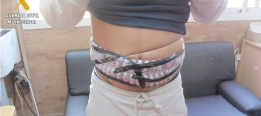 صحيفة إسبانية تسلط الضوء على التهريب وتصف المغاربة ب "البغال" صحيفة إسبانية تسلط الضوء على التهريب وتصف المغاربة ب "البغال"