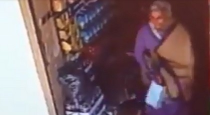بالفيديو.. كاميرا المراقبة ترصد عملية سرقة فاشلة قامت بها سيدة بالناظور بالفيديو.. كاميرا المراقبة ترصد عملية سرقة فاشلة قامت بها سيدة بالناظور