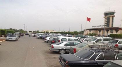 مواطنون يشتكون من منعهم الدخول الى صالة الوصول والمغادرة بمطار العروي مواطنون يشتكون من منعهم الدخول الى صالة الوصول والمغادرة بمطار العروي