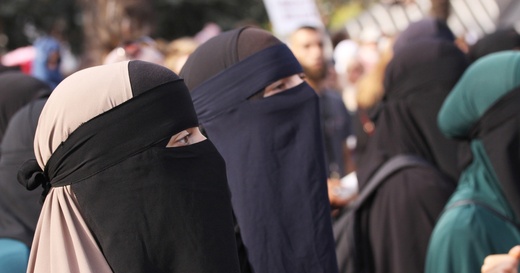 الجالية المسلمة بمليلية المحتلة ترحب برفض الحكومة لمقترح حظر النقاب الجالية المسلمة بمليلية المحتلة ترحب برفض الحكومة لمقترح حظر النقاب