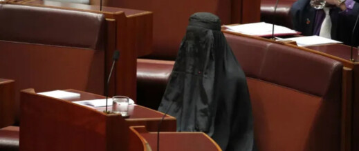 أستراليا.. سيناتور ترتدي البرقع داخل البرلمان احتجاجاً على رفض حظره