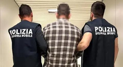 رجل يتنكر بزي والدته للحصول على معاشها بعد وفاتها