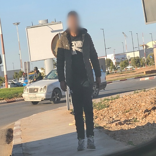 مواطنون يحذرون من أربعيني يحتال على المارة قرب مطار العروي مواطنون يحذرون من أربعيني يحتال على المارة قرب مطار العروي