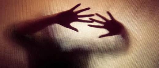 هدد بقتل ابنها ذي الـ 8 سنوات.. سائق "ميني باص" يهتك عرض سيدة