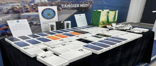 الجمارك توقف راكبا قادما من إسبانيا بحوزته 58 هاتفا من نوع الجمارك توقف راكبا قادما من إسبانيا بحوزته 58 هاتفا من نوع