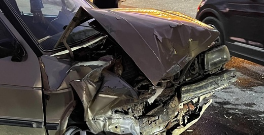 حادثة سير بين سيارتين تتسبب في أضرار مادية جسيمة بمدخل العروي حادثة سير بين سيارتين تتسبب في أضرار مادية جسيمة بمدخل العروي