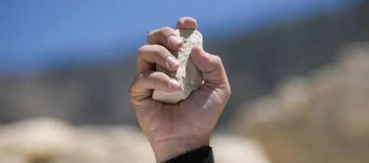 مؤثرة مشهورة ترمي حجرا على مستخدم محطة القطار بطنجة مؤثرة مشهورة ترمي حجرا على مستخدم محطة القطار بطنجة